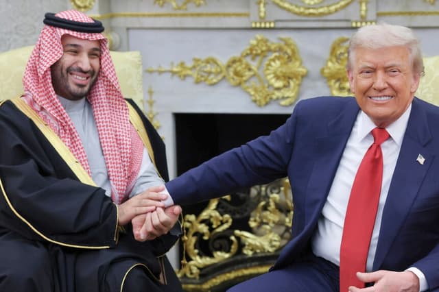 El presidente estadounidense Donald Trump (R) se reúne con el príncipe heredero y primer ministro Mohammed bin Salman de Arabia Saudí durante una reunión bilateral en el Despacho Oval de la Casa Blanca en Washington el 18 de noviembre de 2025. (Win McNamee/Getty Images).