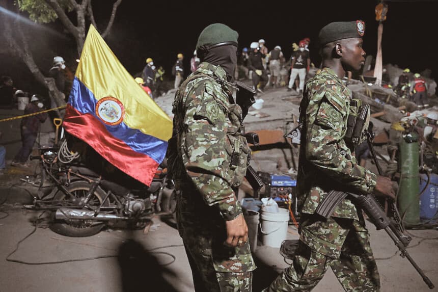 Dos soldados colombianos en Cali, Colombia, el 12 de agosto de 2026. (Raúl ARBOLEDA / AFP vía Getty Images)