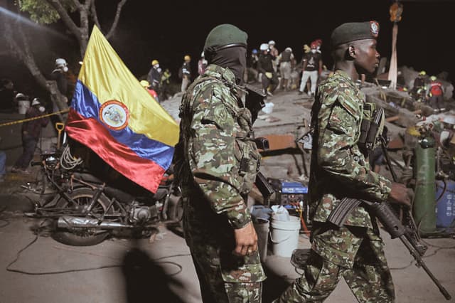 Dos soldados colombianos en Cali, Colombia, el 12 de agosto de 2026. (Raúl ARBOLEDA / AFP vía Getty Images)