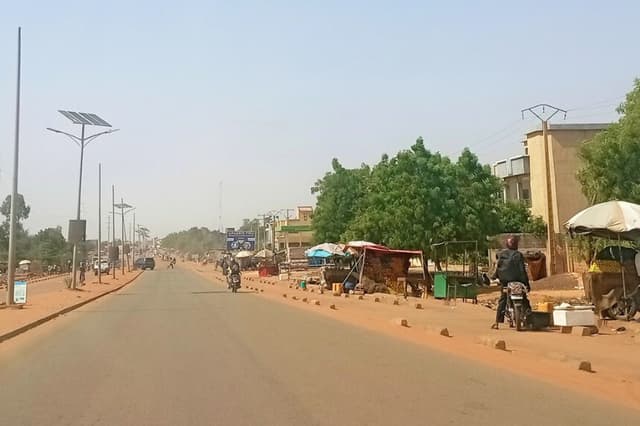 Motoristas circulan por una calle en Niamey, Níger, el 18 de junio de 2026. (Foto AP).