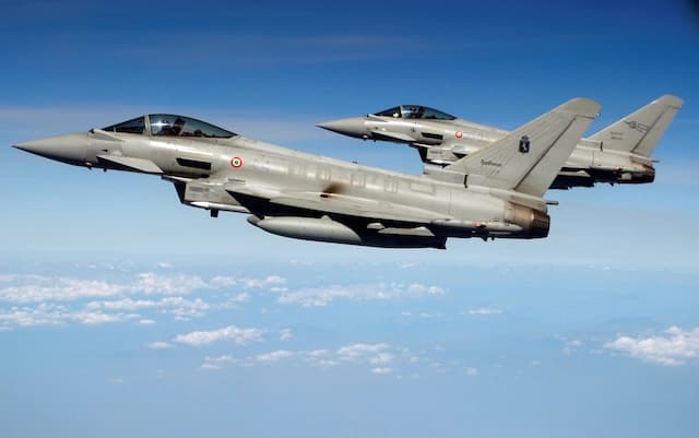 Dos Eurofighter Typhoon italianos sobrevuelan Italia como parte de los ejercicios de la OTAN el 12 de septiembre de 2018. (Francois Lenoir/Reuters)