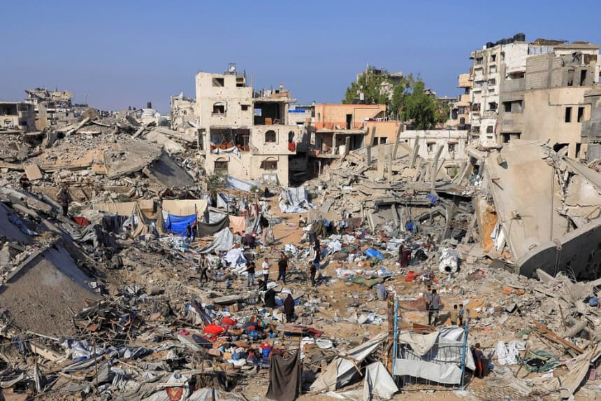 Los palestinos inspeccionan el lugar del ataque israelí del miércoles contra una casa cuyos residentes fueron advertidos previamente por el ejército israelí de evacuar, en la ciudad de Gaza, el 30 de julio de 2026. (REUTERS/Dawoud Abu Alkas).