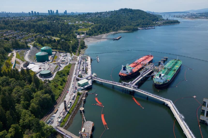 El 10 de junio de 2024, en Burnaby, Columbia Británica, varios buques cisterna de petróleo crudo se encuentran atracados en la Terminal Marítima Westridge de Trans Mountain, donde se carga en los buques el petróleo crudo procedente del oleoducto Trans Mountain ampliado. (The Canadian Press/Darryl Dyck).