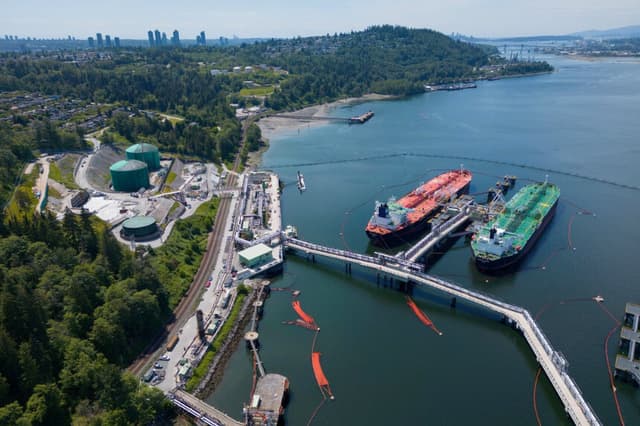 El 10 de junio de 2024, en Burnaby, Columbia Británica, varios buques cisterna de petróleo crudo se encuentran atracados en la Terminal Marítima Westridge de Trans Mountain, donde se carga en los buques el petróleo crudo procedente del oleoducto Trans Mountain ampliado. (The Canadian Press/Darryl Dyck).