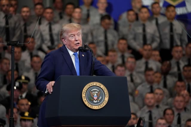 El presidente Donald Trump pronuncia un discurso en el Centro David S. Mack de Capacitación e Inteligencia de la Academia de Policía del Condado de Nassau en Garden City, Nueva York, el 14 de agosto de 2026. (Samira Bouaou/The Epoch Times).