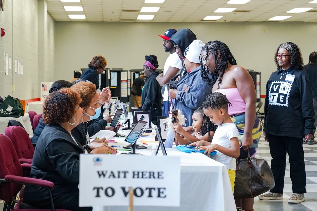 Los votantes hacen fila en un centro de votación en Atlanta el 5 de noviembre de 2024. (Megan Varner/Getty Images).