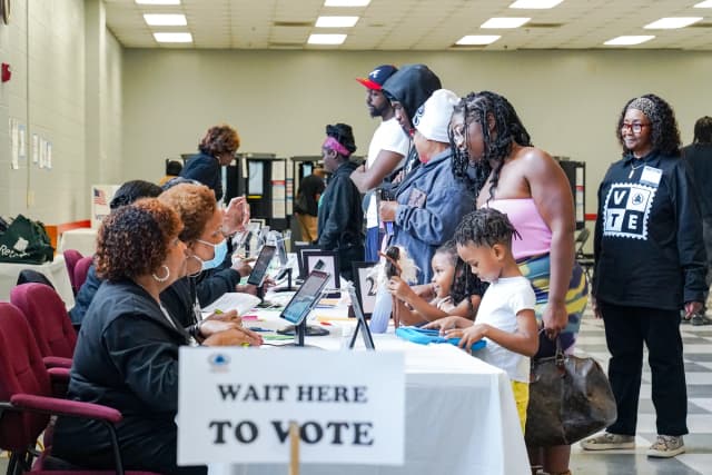 Los votantes hacen fila en un centro de votación en Atlanta el 5 de noviembre de 2024. (Megan Varner/Getty Images).
