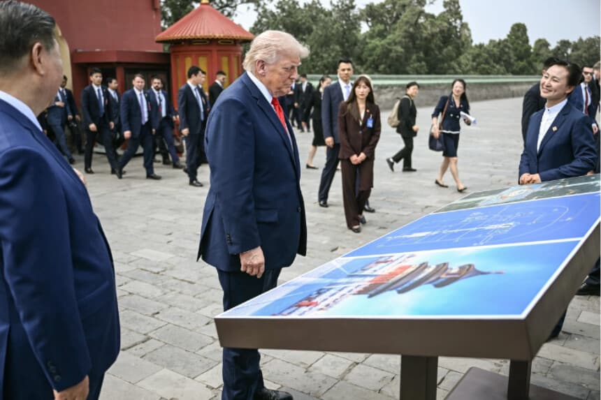 El líder chino Xi Jinping (izquierda) y el presidente estadounidense Donald Trump (centro) visitan el Templo del Cielo en Pekín el 14 de mayo de 2026. Trump se convirtió en el primer presidente estadounidense en ejercicio en visitar Beijing en casi una década. B(rendan Smialowski - Pool/Getty Images).