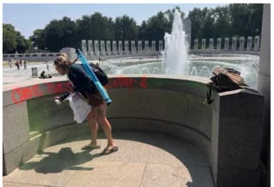 Arrestan a mujer por vandalismo contra un monumento a la Segunda Guerra Mundial en Washington