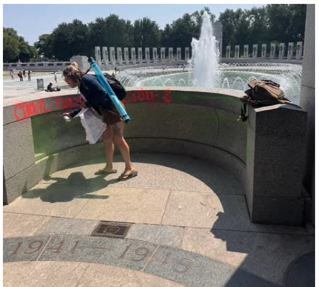 Un testigo tomó esta fotografía de una mujer que vandalizó el Monumento a la Segunda Guerra Mundial el 13 de agosto de 2026. (Cortesía del Departamento de Justicia).