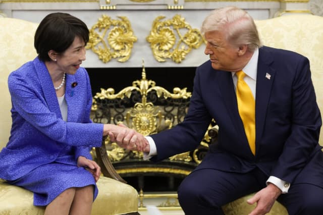La primera ministra japonesa, Sanae Takaichi (izquierda), estrecha la mano del presidente estadounidense Donald Trump durante una reunión bilateral en el Despacho Oval de la Casa Blanca en Washington el 19 de marzo de 2026. (Alex Wong/Getty Images).
