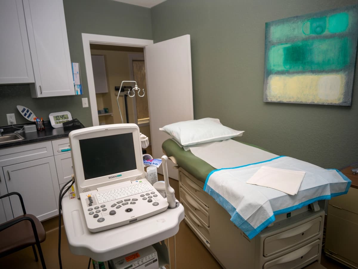 Sala de examen vacía en la última clínica de abortos de Wyoming, Wellspring Center en Casper, Wyoming, el 10 de marzo de 2025. (Natalie Behring/Getty Images)
