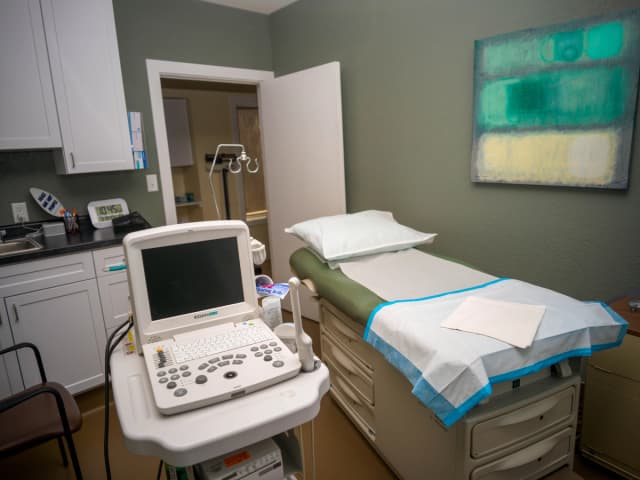 Sala de examen vacía en la última clínica de abortos de Wyoming, Wellspring Center en Casper, Wyoming, el 10 de marzo de 2025. (Natalie Behring/Getty Images)