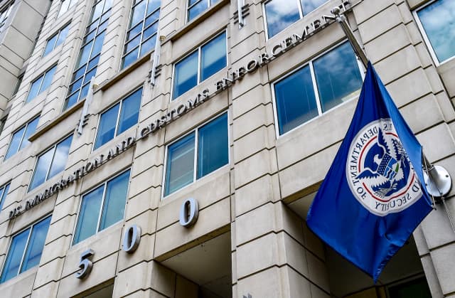 La bandera del Departamento de Seguridad Nacional ondea frente a la sede del Servicio de Inmigración y Control de Aduanas en Washington el 17 de julio de 2020. (Olivier Douliery/AFP vía Getty Images).
