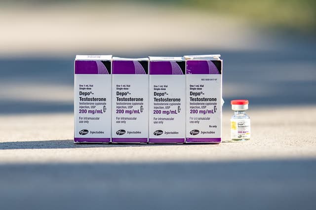 Medicación con testosterona para la transición de género, en el norte de California, el 26 de agosto de 2022. (John Fredricks/The Epoch Times).