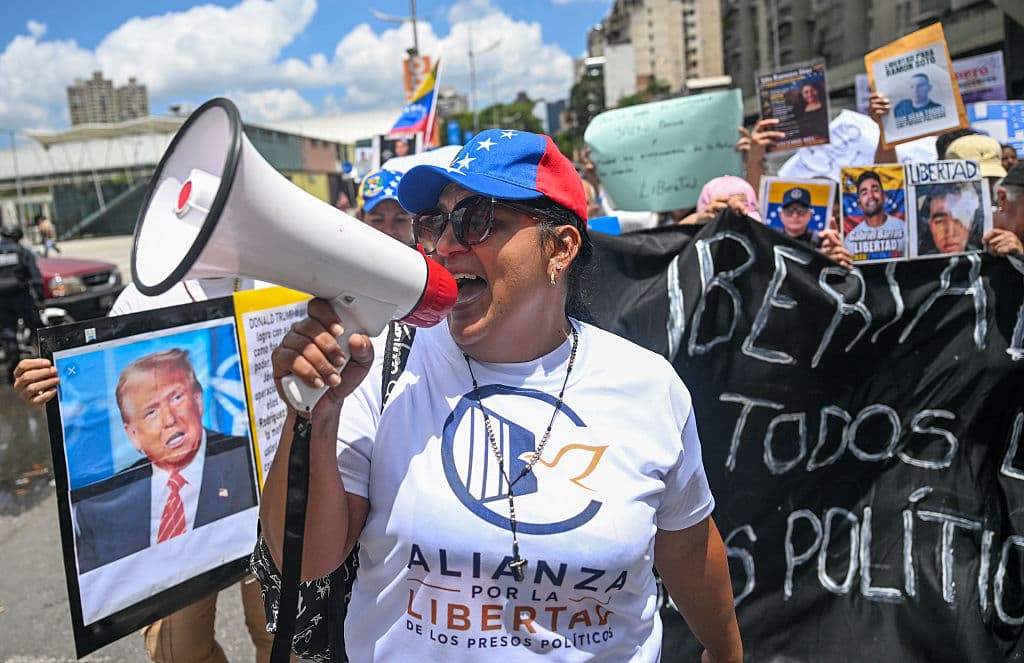 Una manifestante grita consignas durante una protesta de familiares de presos políticos frente a la Defensoría del Pueblo en Caracas, el 11 de agosto de 2026. (Juan BARRETO / AFP vía Getty Images)