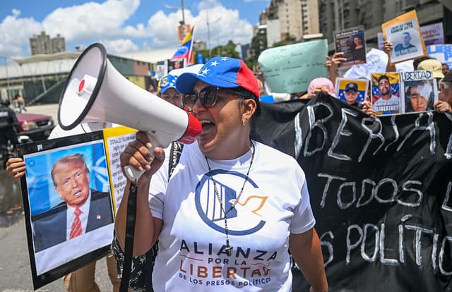 Una manifestante grita consignas durante una protesta de familiares de presos políticos frente a la Defensoría del Pueblo en Caracas, el 11 de agosto de 2026. (Juan BARRETO / AFP vía Getty Images)