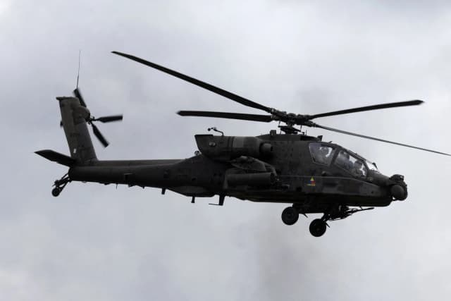 Un helicóptero AH-64D Apache del Ejército de EE. UU. sobrevuela durante ejercicios militares de Polonia y países aliados de la OTAN en Orzysz, al noroeste de Polonia, el 17 de septiembre de 2025. (Wojtek Radwanski/AFP vía Getty Images)