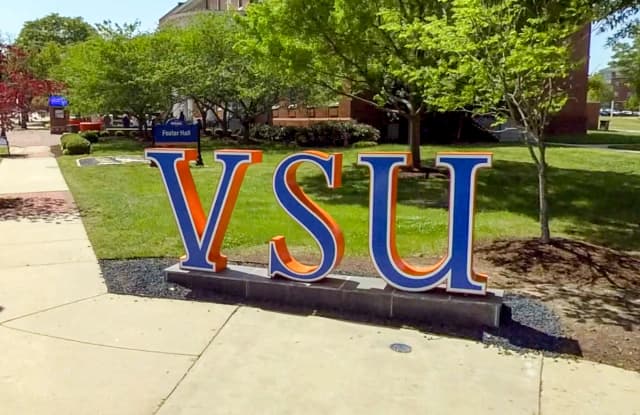 Señalización en la Universidad Estatal de Virginia en Petersburg, Virginia, en abril de 2022. (Google Maps/Captura de pantalla vía The Epoch Times)