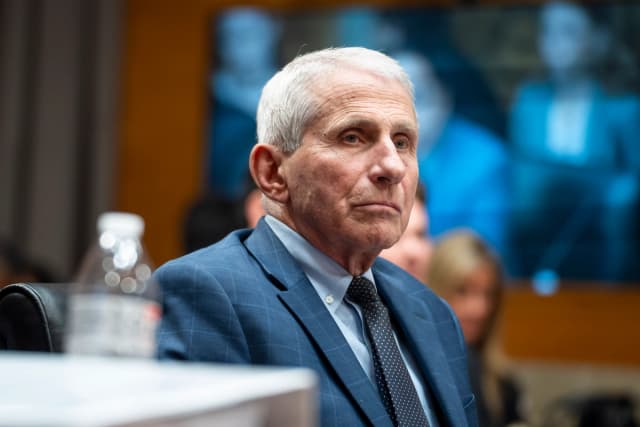 Dr. Anthony Fauci, exdirector del Instituto Nacional de Alergias y Enfermedades Infecciosas de los Institutos Nacionales de Salud, testifica ante un comité del Senado en Washington el 29 de julio de 2026. (Madalina Kilroy/The Epoch Times)