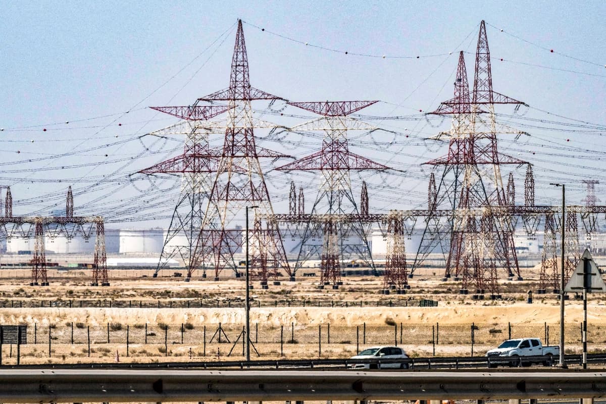 Los automovilistas pasan junto a las instalaciones de ADNOC Gas, una filial de la Compañía Nacional de Petróleo de Abu Dabi, en Abu Dabi, Emiratos Árabes Unidos, el 3 de marzo de 2026. (Ryan Lim/AFP vía Getty Images)