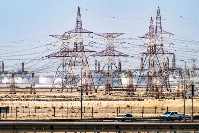 Los automovilistas pasan junto a las instalaciones de ADNOC Gas, una filial de la Compañía Nacional de Petróleo de Abu Dabi, en Abu Dabi, Emiratos Árabes Unidos, el 3 de marzo de 2026. (Ryan Lim/AFP vía Getty Images)