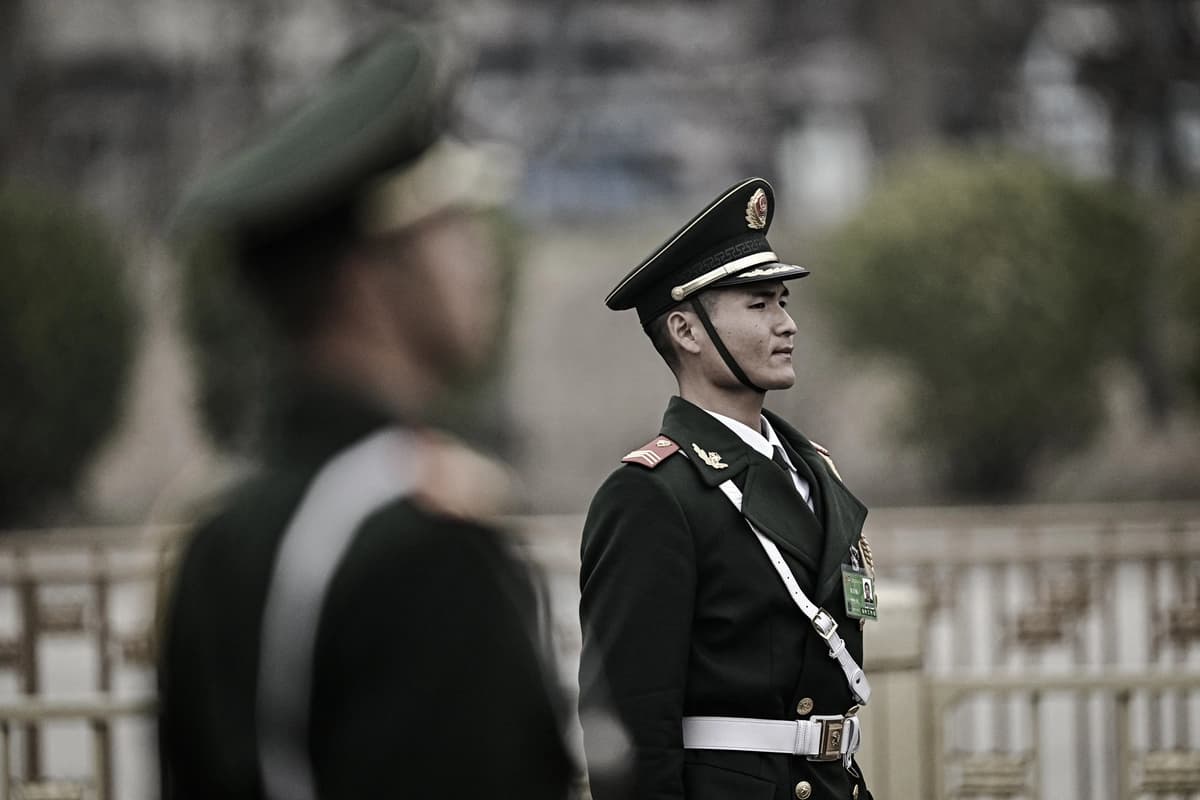 Agentes de la policía paramilitar china montan guardia frente al Gran Salón del Pueblo en Beijing el 11 de marzo de 2025. (Pedro Pardo/AFP vía Getty Images)
