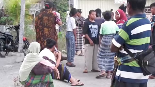 Un fotograma de un video muestra a los habitantes de un pueblo fuera de sus casas tras el sismo de magnitud 7.7 que sacudió la costa este de Indonesia en la madrugada del 15 de agosto de 2026. (Reuters/Captura de pantalla vía The Epoch Times)