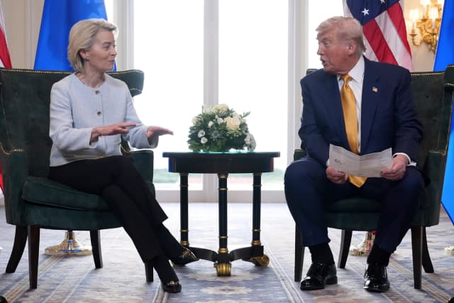 El presidente Donald Trump y la presidenta de la Comisión Europea, Ursula von der Leyen, conversan tras alcanzar un acuerdo comercial en el campo de golf Trump Turnberry en Turnberry, Escocia, el 27 de julio de 2025. (Jacquelyn Martin/AP Photo).