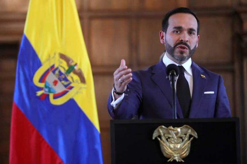 El presidente de Colombia, Abelardo de la Espriella, habla durante una conferencia de prensa en el Palacio de San Carlos, en Bogotá, el 12 de agosto de 2026. (ESTEBAN VEGA LA-ROTTA / AFP vía Getty Images)