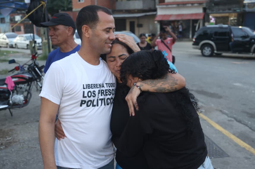 Merwin Vázquez (i) abraza a sus familiares tras ser excarcelado del centro penitenciario Rodeo 1 este viernes, en Guatire, Venezuela. (EFE/ Ronald Peña R)