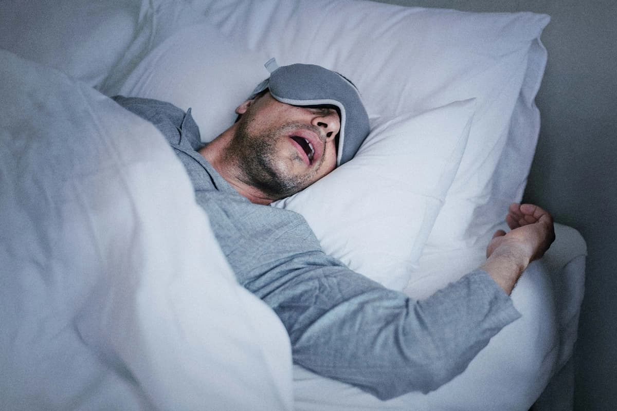 Los riesgos ocultos para la salud que conlleva roncar, y tres maneras naturales de abordarlos. (Rawpixel/Shutterstock).