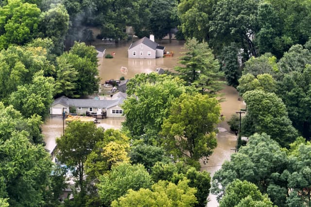 Esta fotografía aérea, proporcionada por el Departamento de Bomberos de Indianápolis, muestra las inundaciones en el norte de Indianápolis, Indiana, el 15 de agosto de 2026. (Departamento de Bomberos de Indianápolis vía AP).