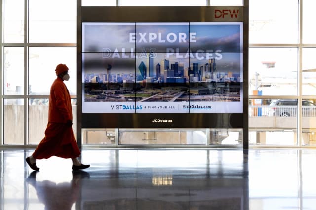 Los pasajeros pasan por el Aeropuerto Internacional de Dallas-Fort Worth (DFW) en Dallas, Texas, el 11 de enero de 2023. (John Moore/Getty Images)