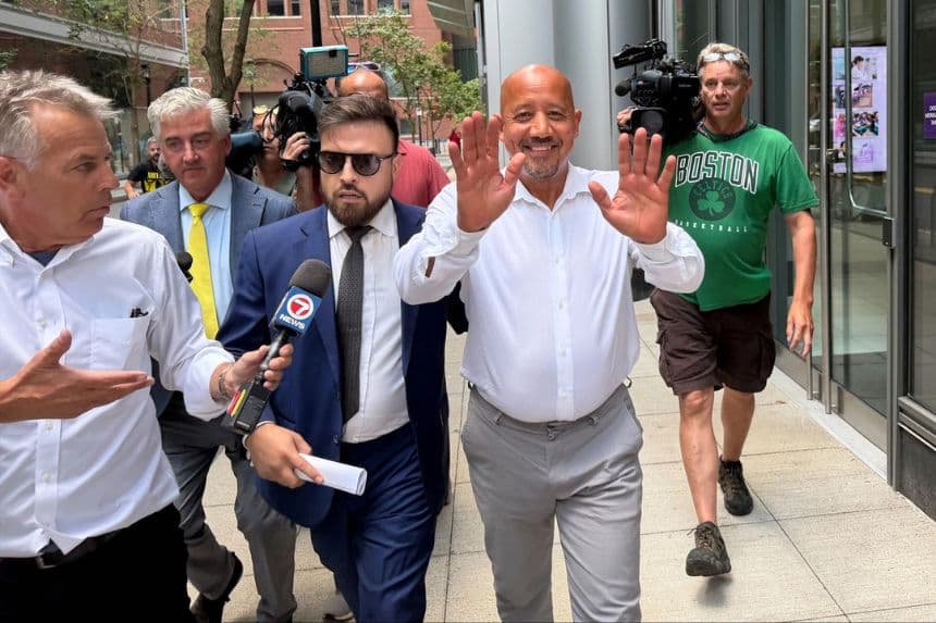 El alcalde de Lawrence, Massachusetts, Brian DePena, saluda al salir de la corte federal en Boston el 14 de agosto de 2026, tras su comparecencia inicial por cargos de haber obtenido fraudulentamente un préstamo para la pandemia y haber utilizado el dinero para financiar su campaña electoral. (Michael Casey/AP)