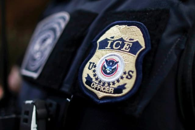 Placa de un agente del Servicio de Inmigración y Control de Aduanas de Estados Unidos en Hawthorne, California, el 1 de marzo de 2020. (Lucy Nicholson/Reuters)