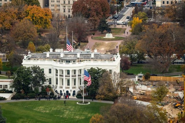 El 17 de noviembre de 2025 se iniciaron las obras de construcción de un salón de baile que se añadirá al ala este de la Casa Blanca en Washington. (Madalina Kilroy/The Epoch Times)