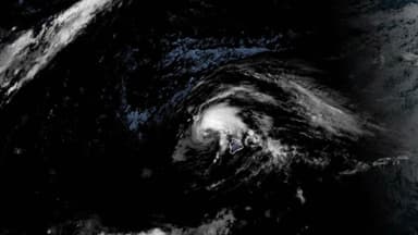 La tormenta tropical Lala se acerca a Oahu, en Hawái, tras azotar Maui y la Isla Grande durante la noche