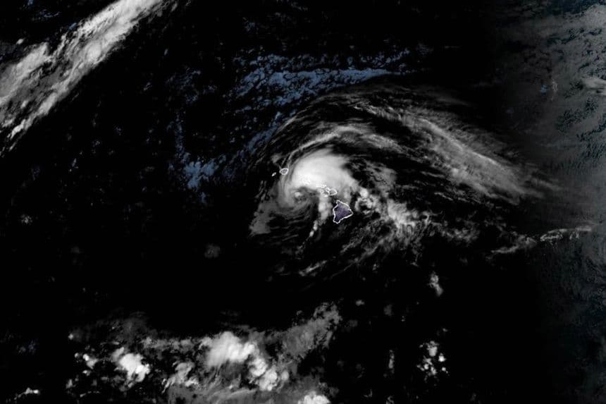 Imagen satelital de la tormenta tropical Lala mientras pasa cerca de Hawái, el 16 de agosto de 2026. (NOAA/NESDIS/STAR - GOES - Oeste)