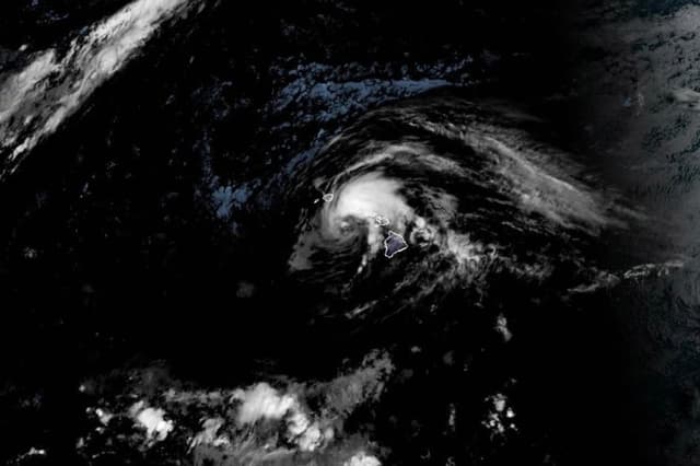 Imagen satelital de la tormenta tropical Lala mientras pasa cerca de Hawái, el 16 de agosto de 2026. (NOAA/NESDIS/STAR - GOES - Oeste)
