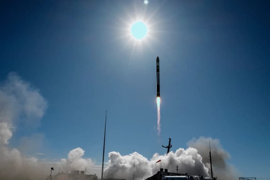 Un cohete Electron despega con éxito desde su sitio de lanzamiento en la península de Mahia, Nueva Zelanda, el 15 de diciembre de 2023. (Rocket Lab vía AP)