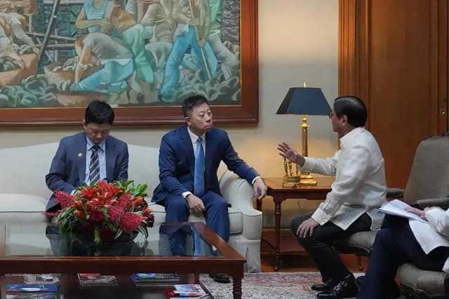 El presidente de Filipinas, Ferdinand Marcos Jr. (a la derecha), mantuvo conversaciones con el embajador de China en Filipinas, Jing Quan (al centro), en el Palacio de Malacanang, en Manila, el 21 de julio de 2026. (Oficina de Comunicaciones Presidenciales de Filipinas (PCO) / AFP)