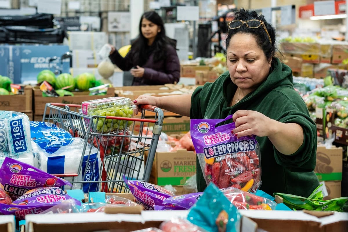 La gente compra alimentos en una tienda de Mount Laurel, Nueva Jersey, el 5 de febrero de 2025. (Samira Bouaou/The Epoch Times)