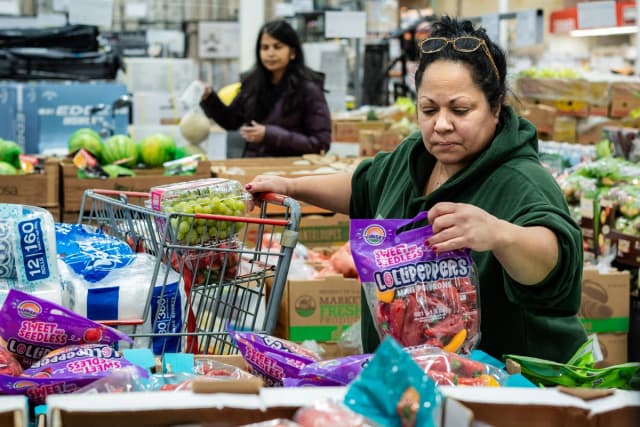 La gente compra alimentos en una tienda de Mount Laurel, Nueva Jersey, el 5 de febrero de 2025. (Samira Bouaou/The Epoch Times)