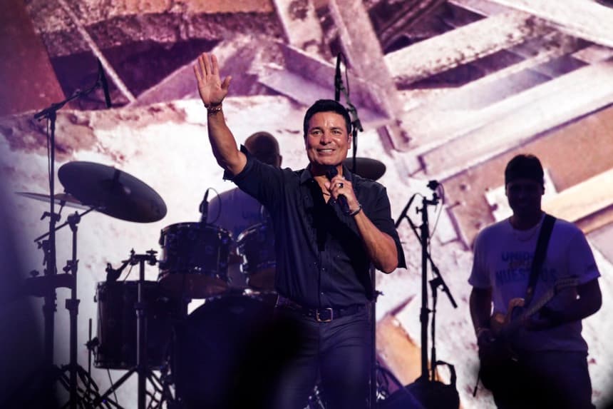 Chayanne actúa durante el concierto Unidos por los Nuestros, celebrado en Miami, Florida, Estados Unidos, el 16 de agosto de 2026. (EFE/EPA/CRISTOBAL HERRERA-ULASHKEVICH)