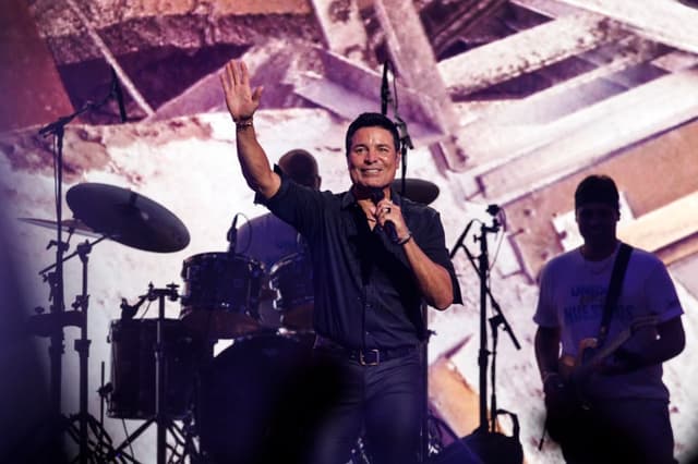 Chayanne actúa durante el concierto Unidos por los Nuestros, celebrado en Miami, Florida, Estados Unidos, el 16 de agosto de 2026. (EFE/EPA/CRISTOBAL HERRERA-ULASHKEVICH)