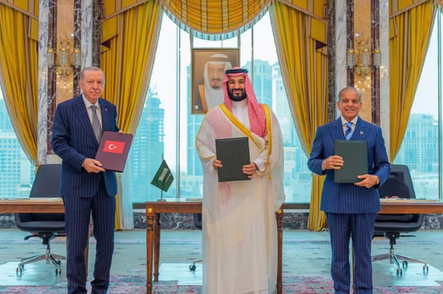 (I.D.) El presidente turco Recep Tayyip Erdogan, el príncipe heredero saudí Mohammed bin Salman y el primer ministro paquistaní Shehbaz Sharif posan tras firmar un acuerdo trilateral de defensa en La Meca, Arabia Saudí, el 7 de agosto de 2026. (Agencia de Prensa Saudí vía AP).