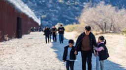 Fiscales federales presentan más de 400 casos penales de inmigrantes en dos estados de EE. UU.
