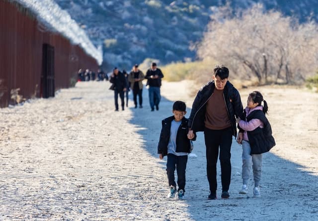 Inmigrantes ilegales a la espera de ser procesados por agentes de la Patrulla Fronteriza en Jacumba, California, el 6 de diciembre de 2023. (John Fredricks/The Epoch Times)