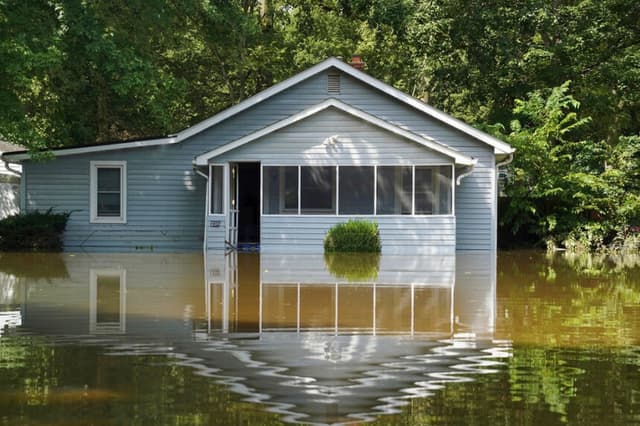 Se ve una casa inundada en Indianápolis, domingo 16 de agosto de 2026. (Obed Lamy/AP Photo).